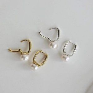 Chic 18K Gold Bun Pearl Huggies